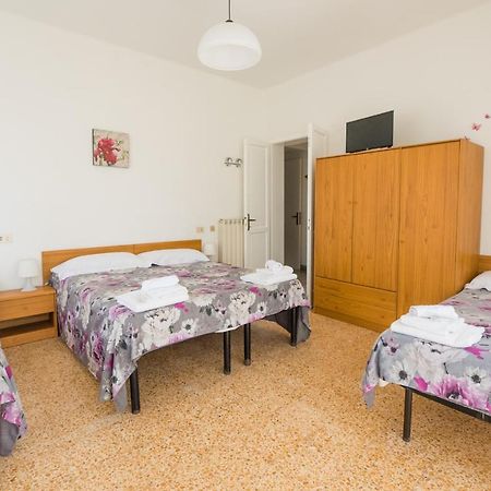 Casa Violetta Bed & Breakfast Marina di Massa Exteriör bild