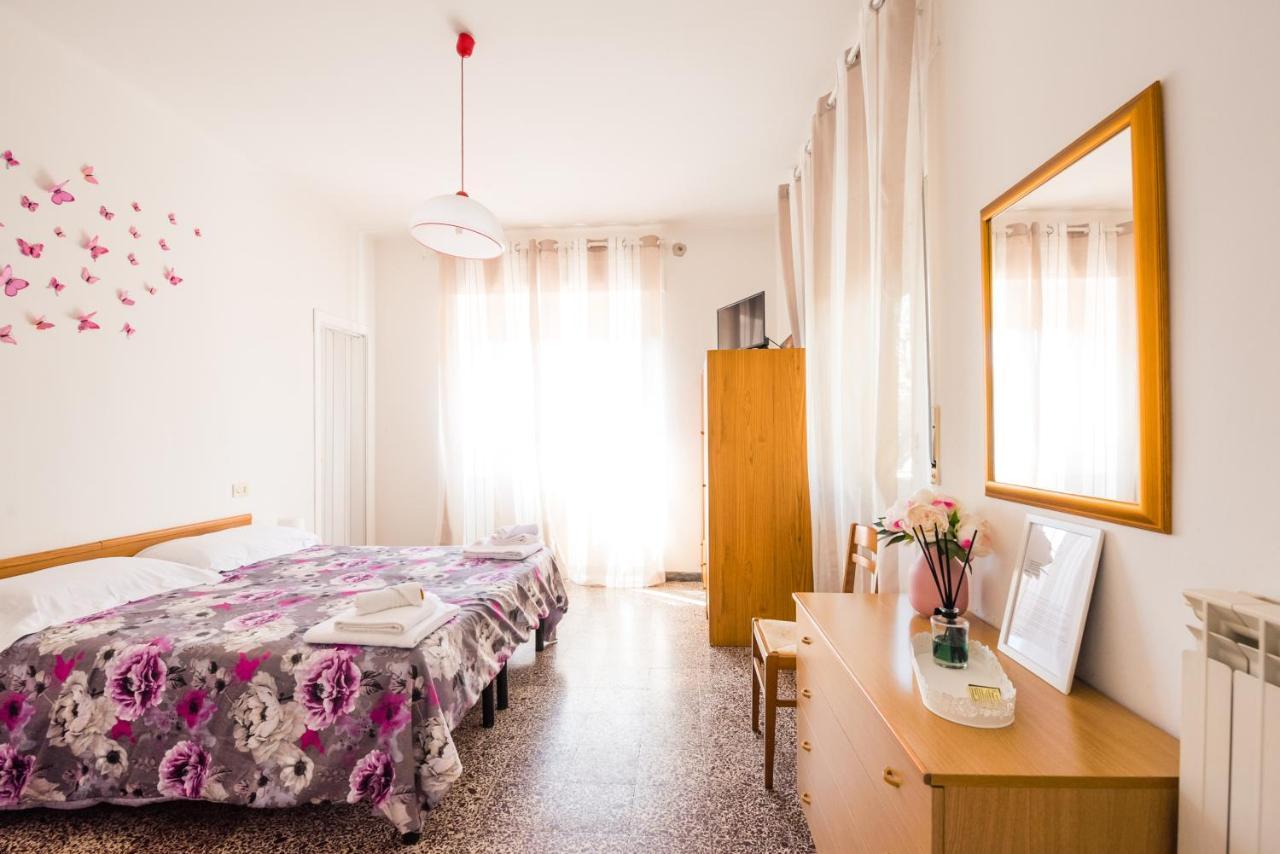 Casa Violetta Bed & Breakfast Marina di Massa Exteriör bild