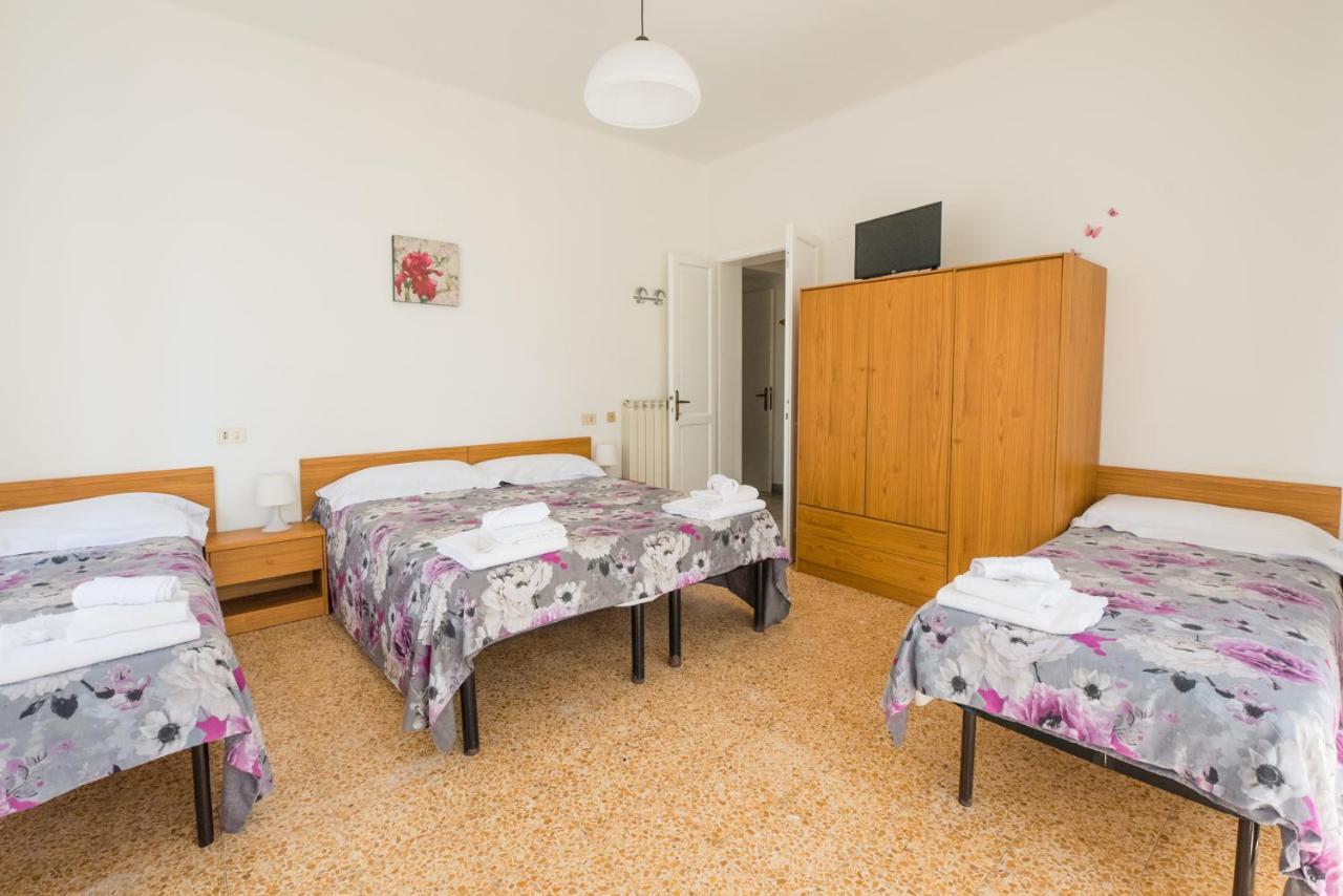 Casa Violetta Bed & Breakfast Marina di Massa Exteriör bild