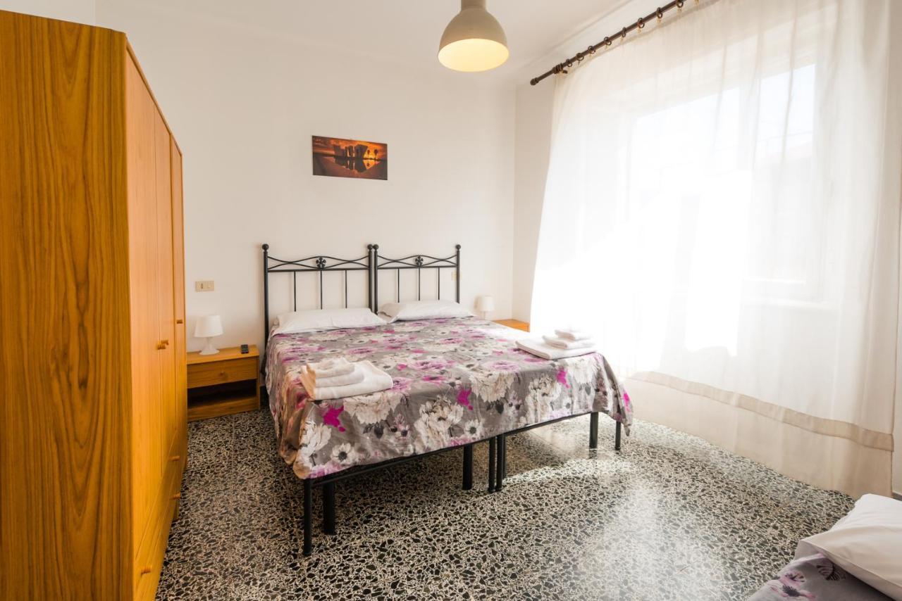 Casa Violetta Bed & Breakfast Marina di Massa Exteriör bild