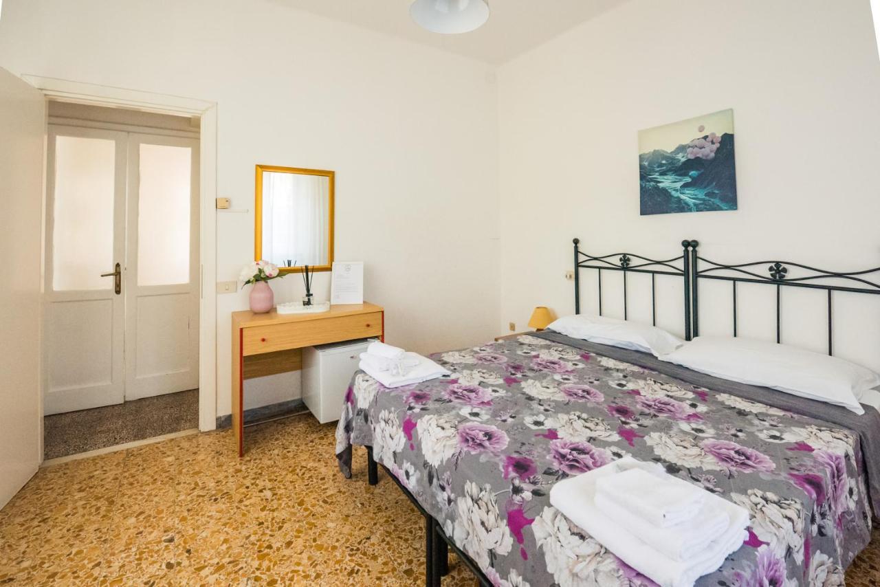Casa Violetta Bed & Breakfast Marina di Massa Exteriör bild