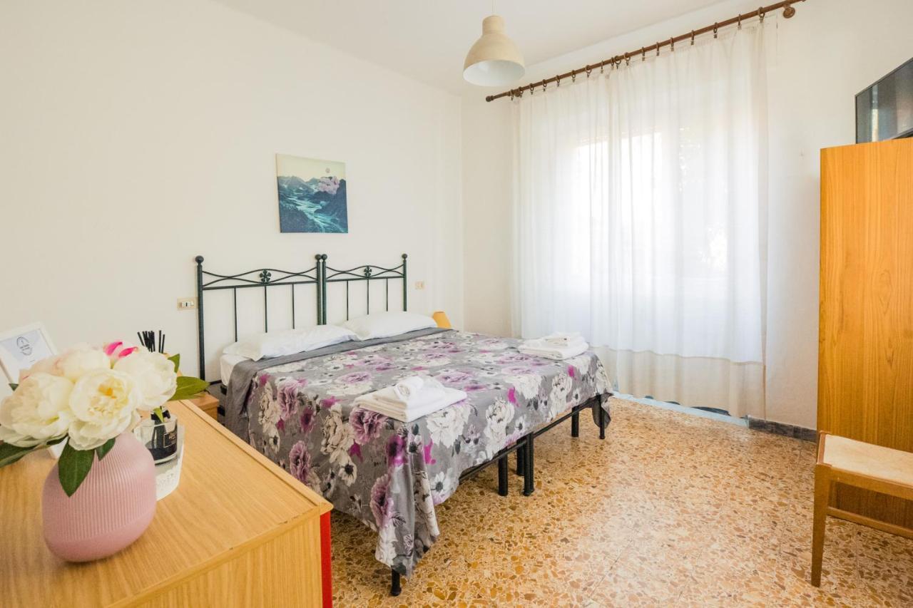 Casa Violetta Bed & Breakfast Marina di Massa Exteriör bild