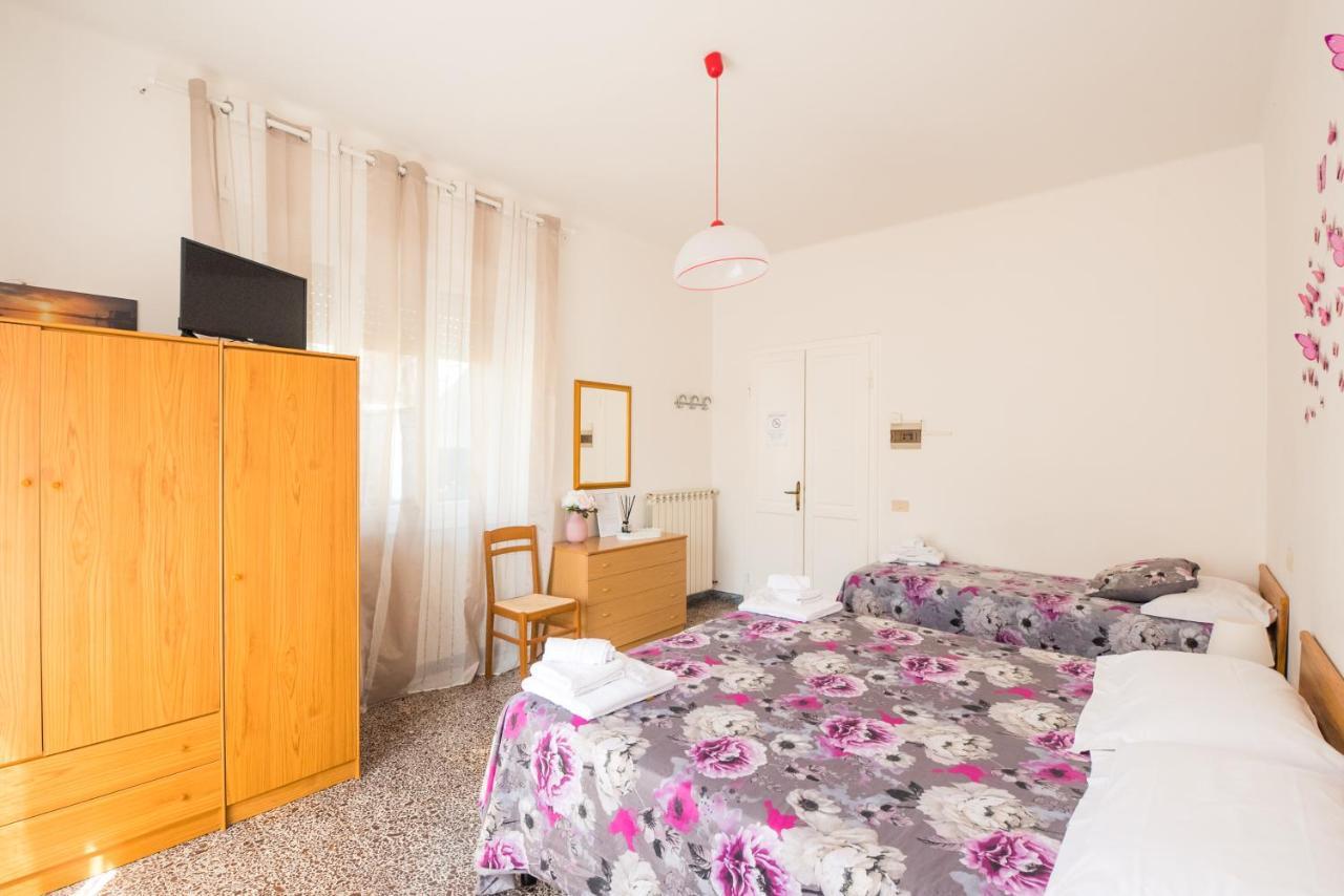Casa Violetta Bed & Breakfast Marina di Massa Exteriör bild