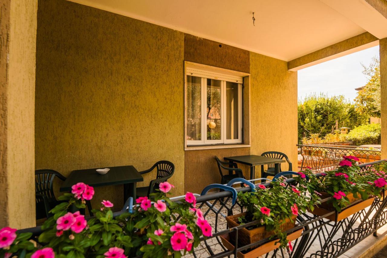 Casa Violetta Bed & Breakfast Marina di Massa Exteriör bild